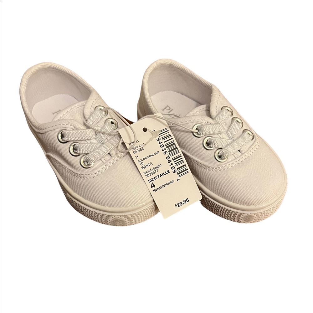 Tennis shoes